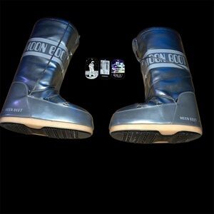 Moon Boot Metallic Silver. Size 8 - 8.5
